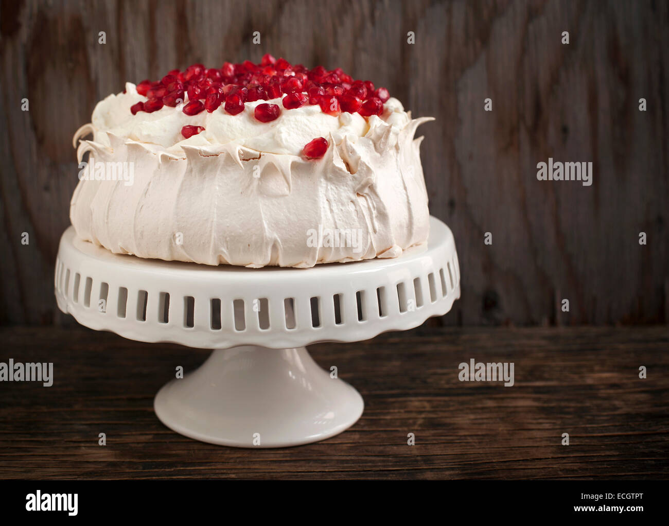Pavlova Gateau A La Grenade Gateau Meringue A La Grenade Photo Stock Alamy