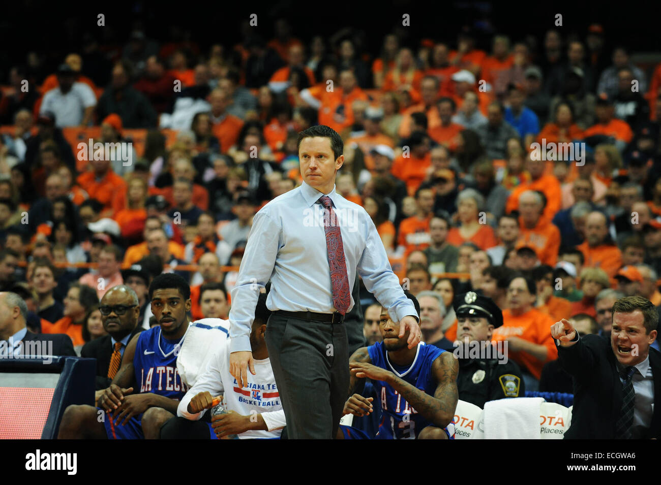 Syracuse, NY, USA. 14 Décembre, 2014. Déc 14, 2014 : Louisianna Tech entraîneur en chef Michael White regarde l'Orange de Syracuse défait les Bulldogs de Louisiana Tech 71-69 au Carrier Dome à Syracuse, New York. © csm/Alamy Live News Banque D'Images