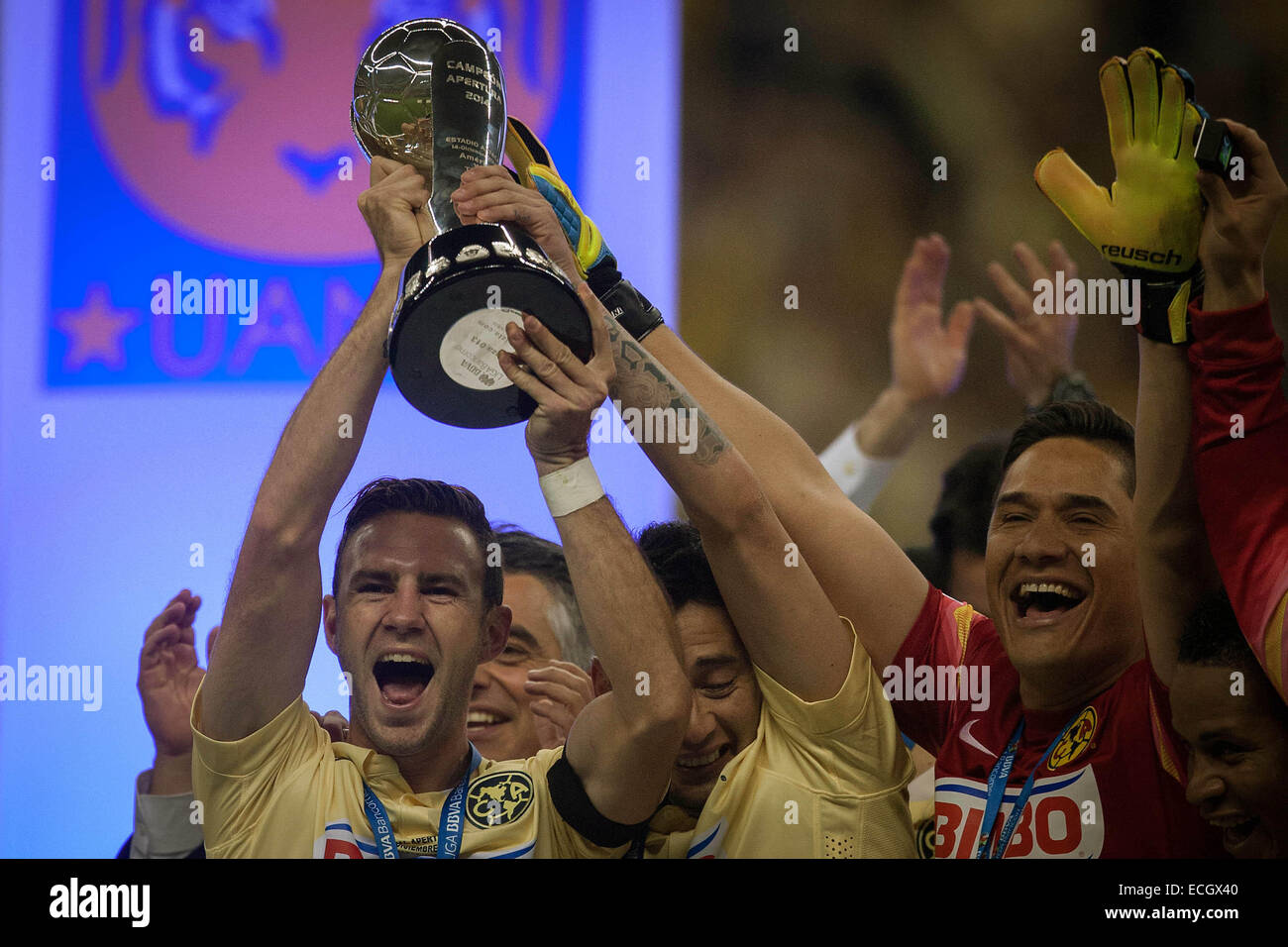 La ville de Mexico, Mexique. 14 Décembre, 2014. Les joueurs d'Amérique Miguel Layun (L), Rubens (Sambueza/C) et le gardien de Moises Munoz (R2) tenir le trophée à la fin du match retour de la finale du tournoi d'Ouverture 2014 du MX Ligue contre Tigres dans le stade Azteca de Mexico, capitale du Mexique, au 14 décembre 2014. © Pedro Mera/Xinhua/Alamy Live News Banque D'Images