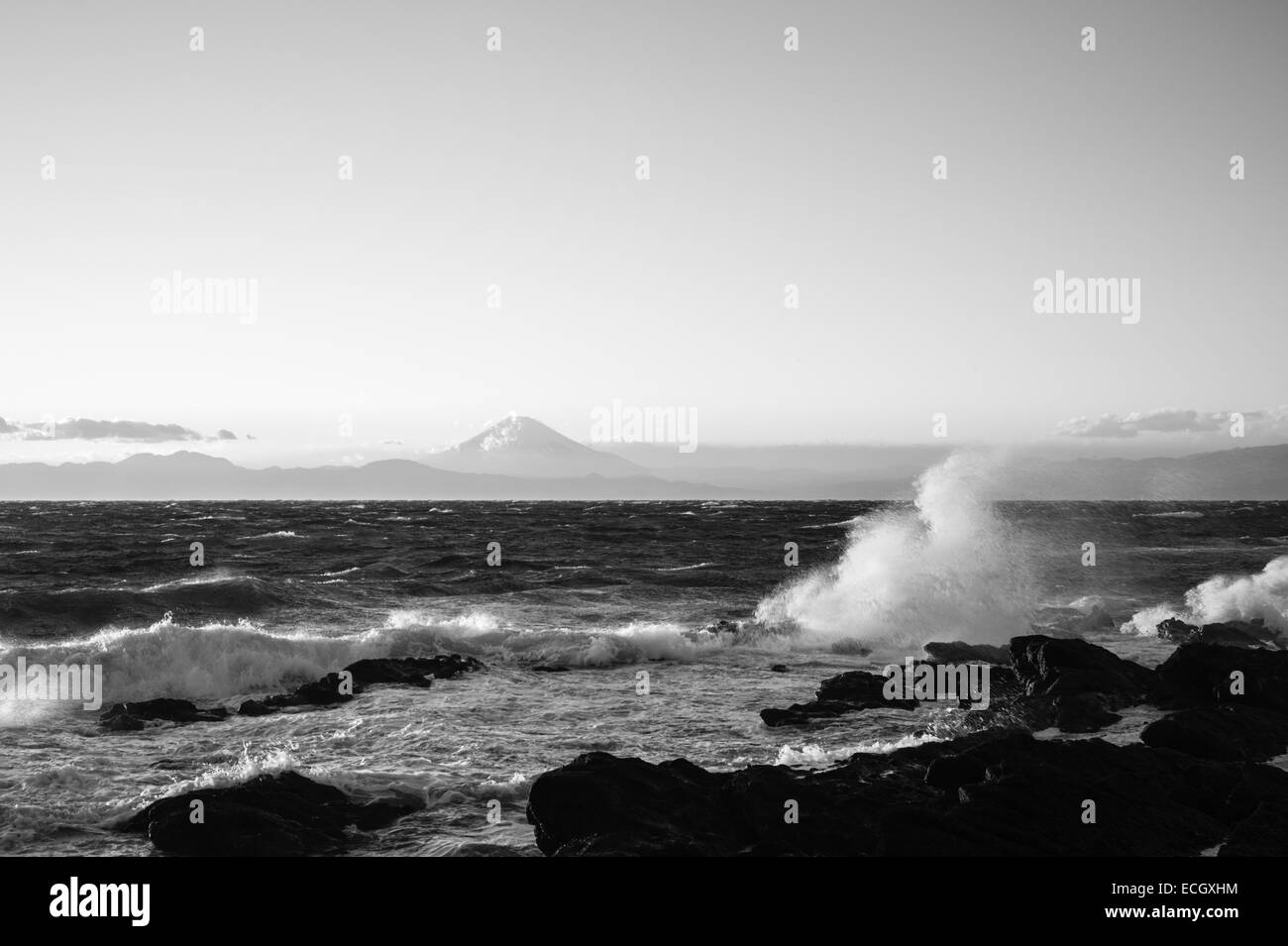 Se briser sur les vagues de la péninsule de Miura, le Japon avec le Mont Fuji en arrière-plan Banque D'Images
