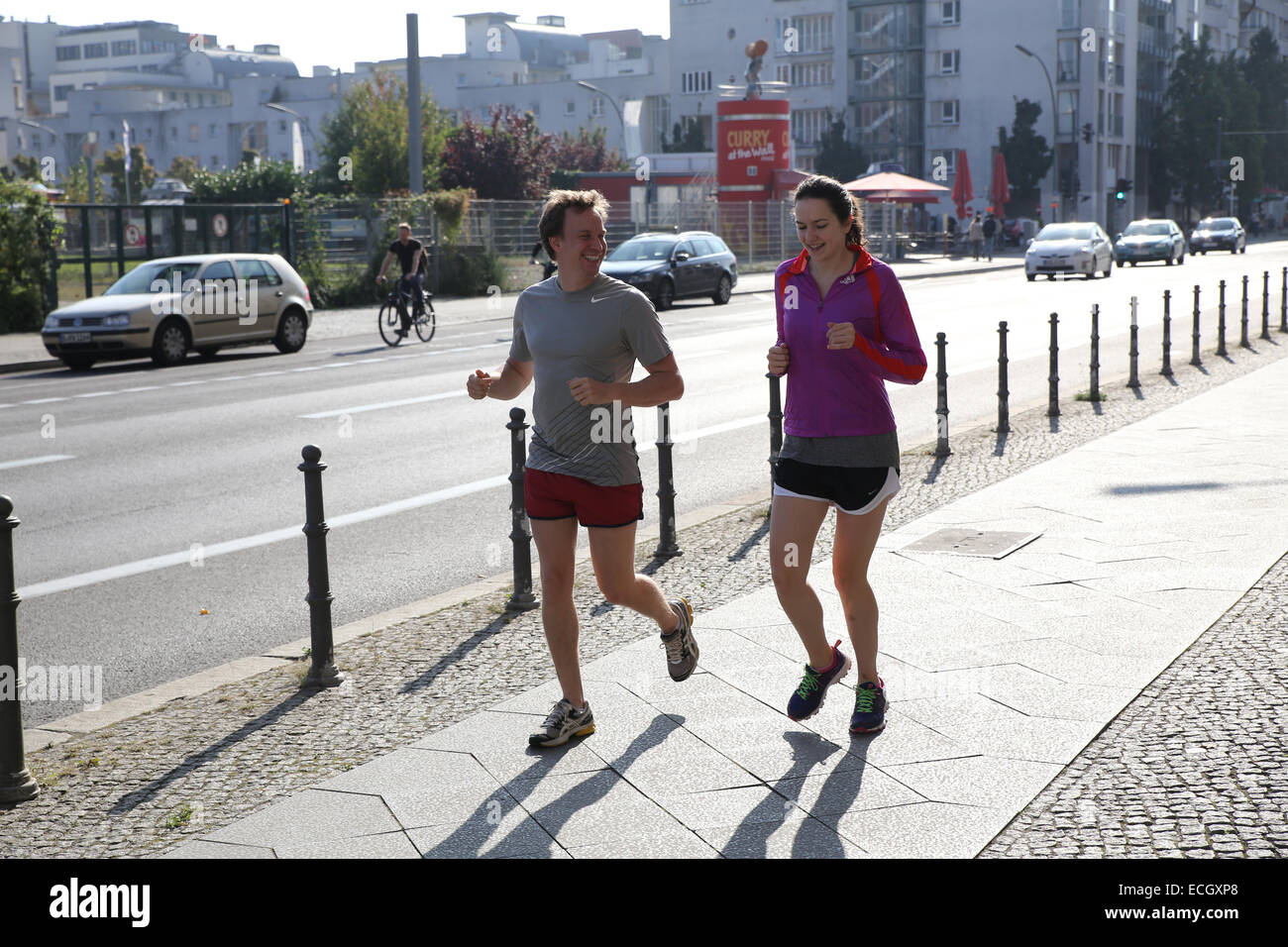 Couple heureux d'exécution de l'exercice piscine ville europe berlin Banque D'Images