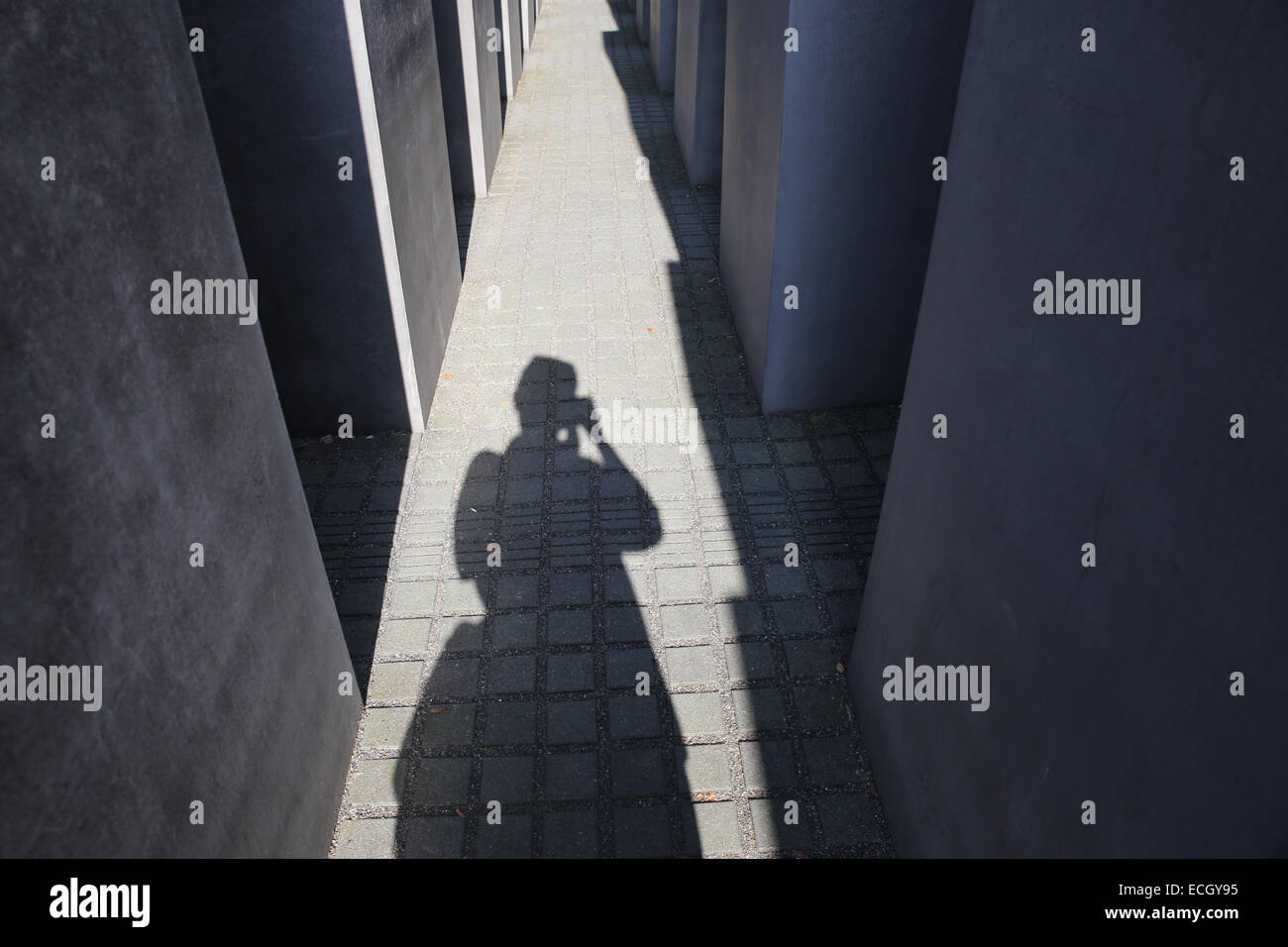 Man shadow Holocaust Memorial Allemagne Berlin Europe Banque D'Images