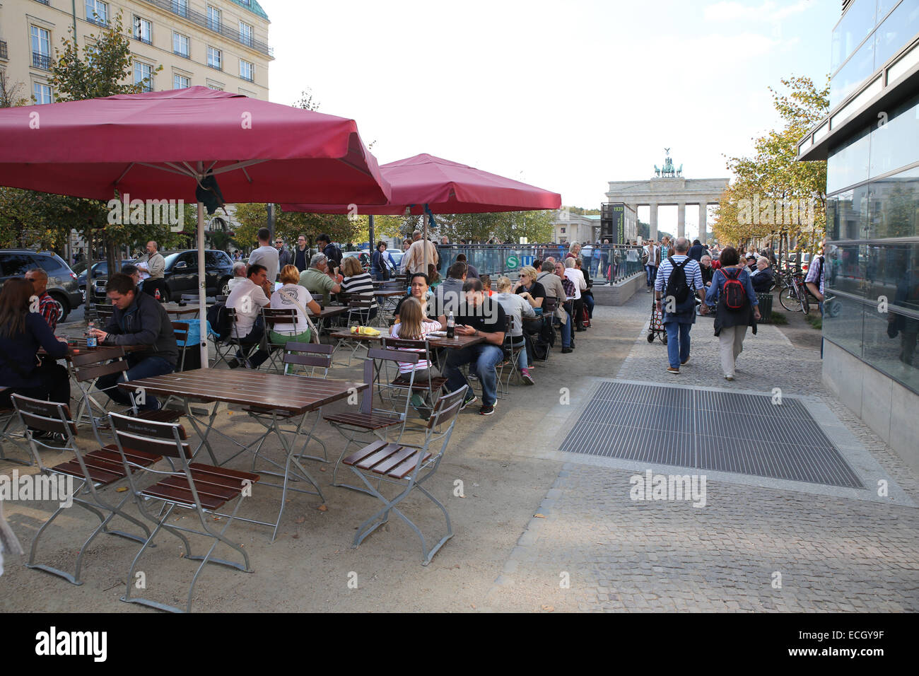 Table de pique-nique des touristes parapluie personnes berlin porte de Brandebourg Banque D'Images