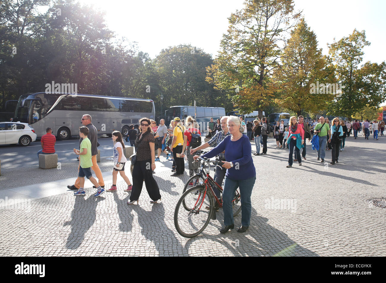 Vieille Femme hauts à pied de vie sain exercice vélo outdoor europe allemagne Banque D'Images