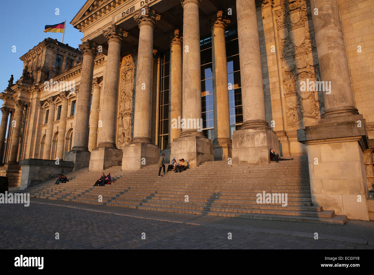 L'entrée du bâtiment du Reichstag de Berlin Allemagne vue du ciel bleu Banque D'Images L'entrée du bâtiment du Reichstag de Berlin Allemagne vue du ciel bleu Banque D'Images