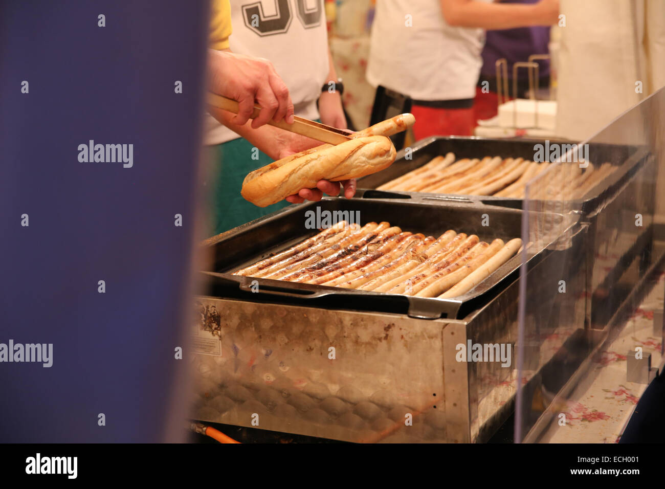 Journée de l'unité allemande berlin festival long sandwich saucisse hot dog vendeur de rue Banque D'Images