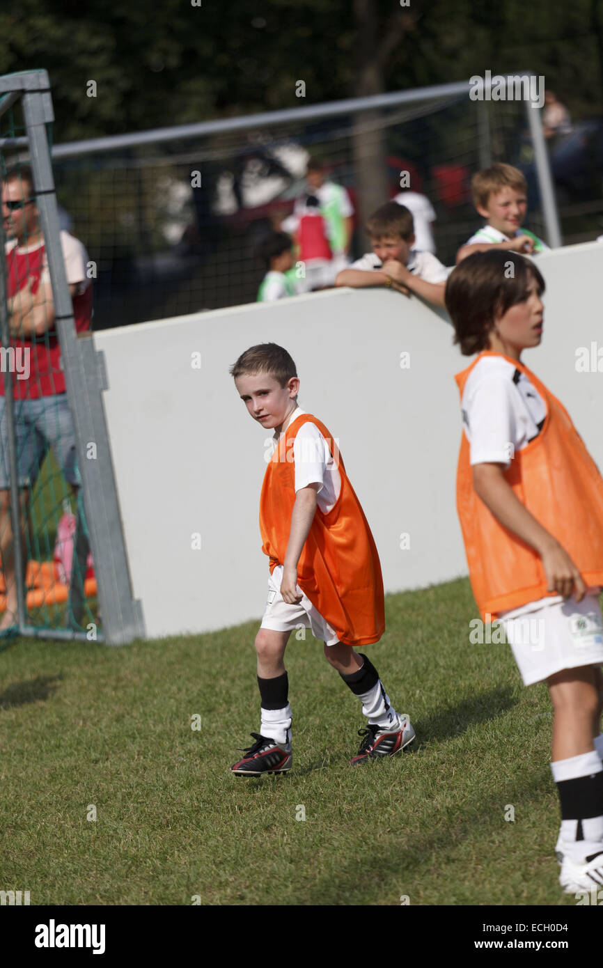 Garçons jouant au football Banque D'Images