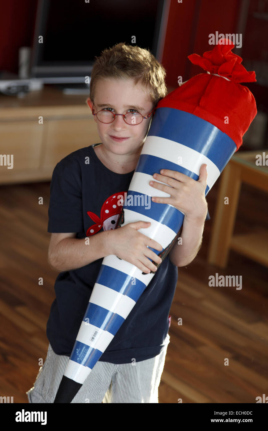 Garçon avec cône de l'école Banque D'Images