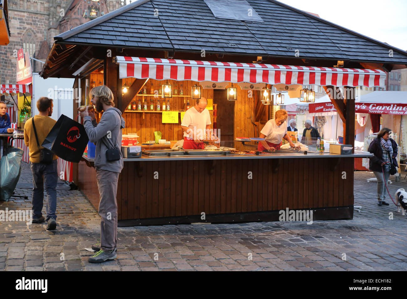 De vendeurs d'aliments sur la place du marché de Nuremberg Banque D'Images