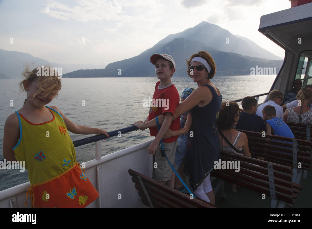 Avec le ferry sur le lac de Côme Banque D'Images Avec le ferry sur le lac de Côme Banque D'Images