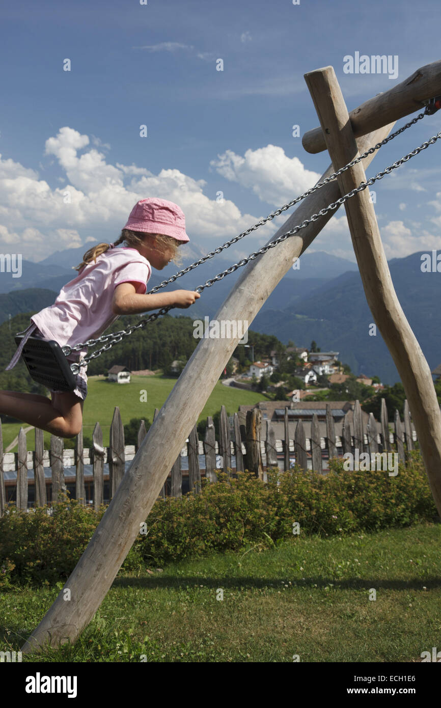 Little girl on swing Banque D'Images