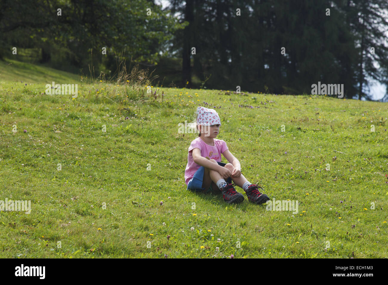 Girl sitting in grass Banque D'Images