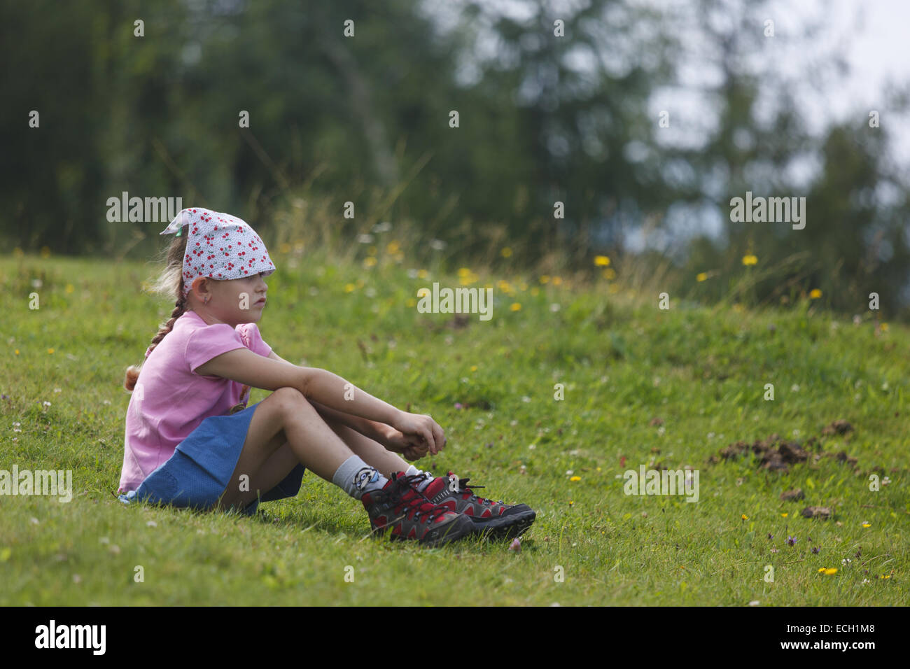 Girl sitting in grass Banque D'Images