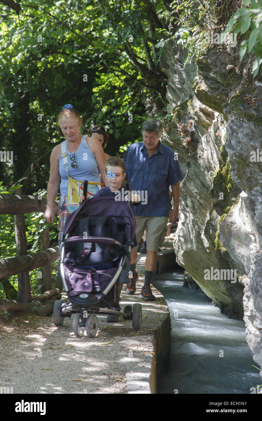 Famille avec buggy au chemin de la rivière Waal Marling Banque D'Images