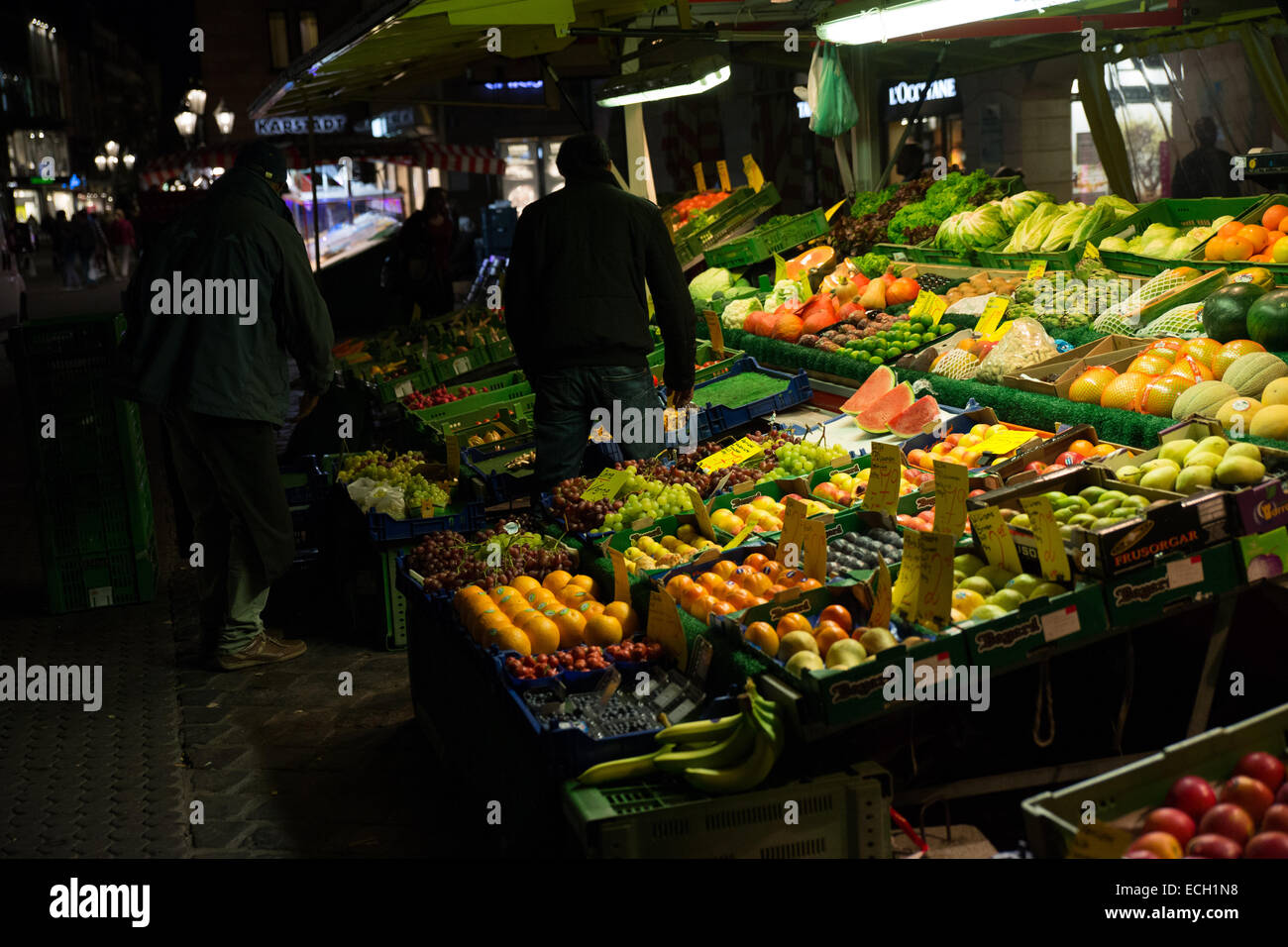 Vendeur de rue vendant fruits légumes marché de nuit Banque D'Images