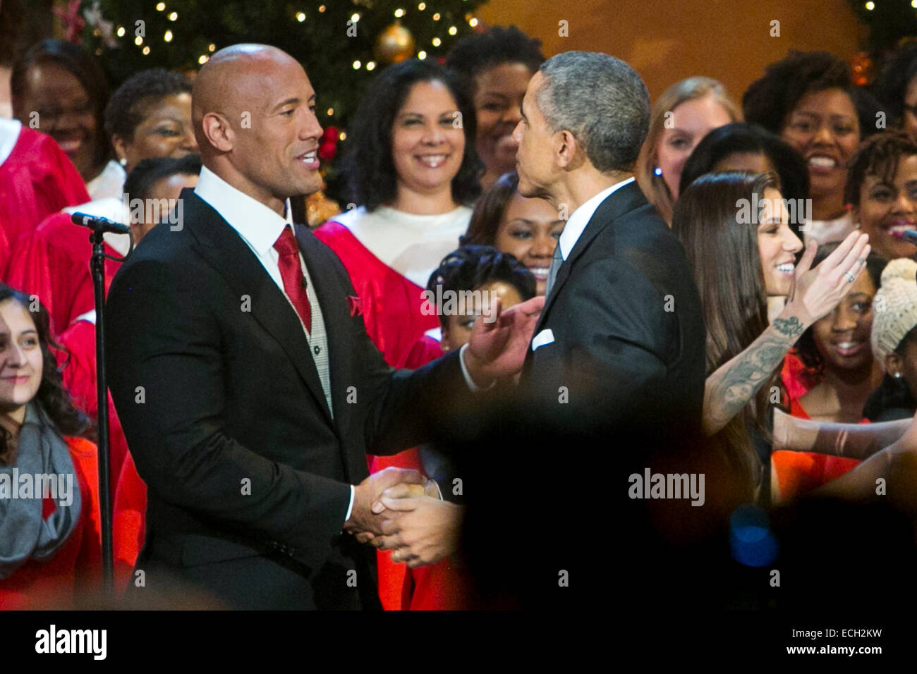 Washington, DC, USA. 14 Décembre, 2014. Le président des États-Unis Barack Obama, droite, serre la main avec Dwayne 'The Rock' Johnson, gauche, au cours de l'enregistrement de la TNT "Noël à Washington" à Washington, DC. Ils sont rejoints sur scène par (de gauche à droite) Darius Rucker, Rita Ora et Hunter Hayes. Credit : Kristoffer Tripplaar/Piscine via CNP Crédit : afp photo alliance/Alamy Live News Banque D'Images