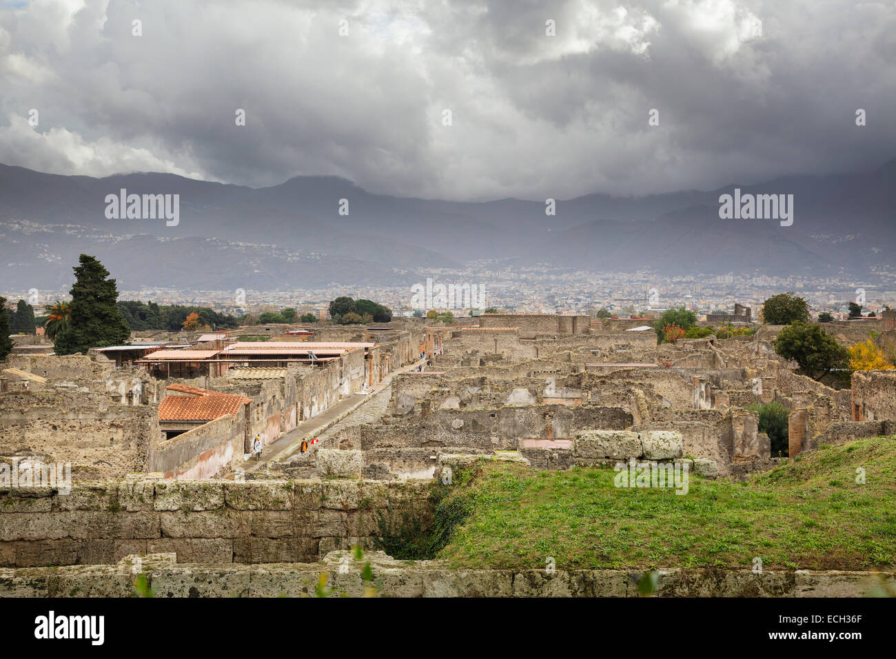 Vue sur la ville avec des murs de la vieille ville, Pompéi, Campanie, Italie Banque D'Images