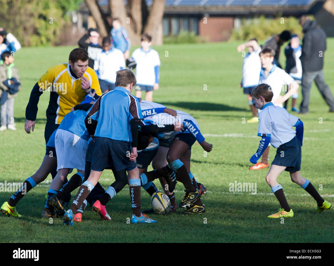 Les enfants qui fréquentent une école en compétition dans un tournoi de rugby à 7 dans le sud de Londres Banque D'Images