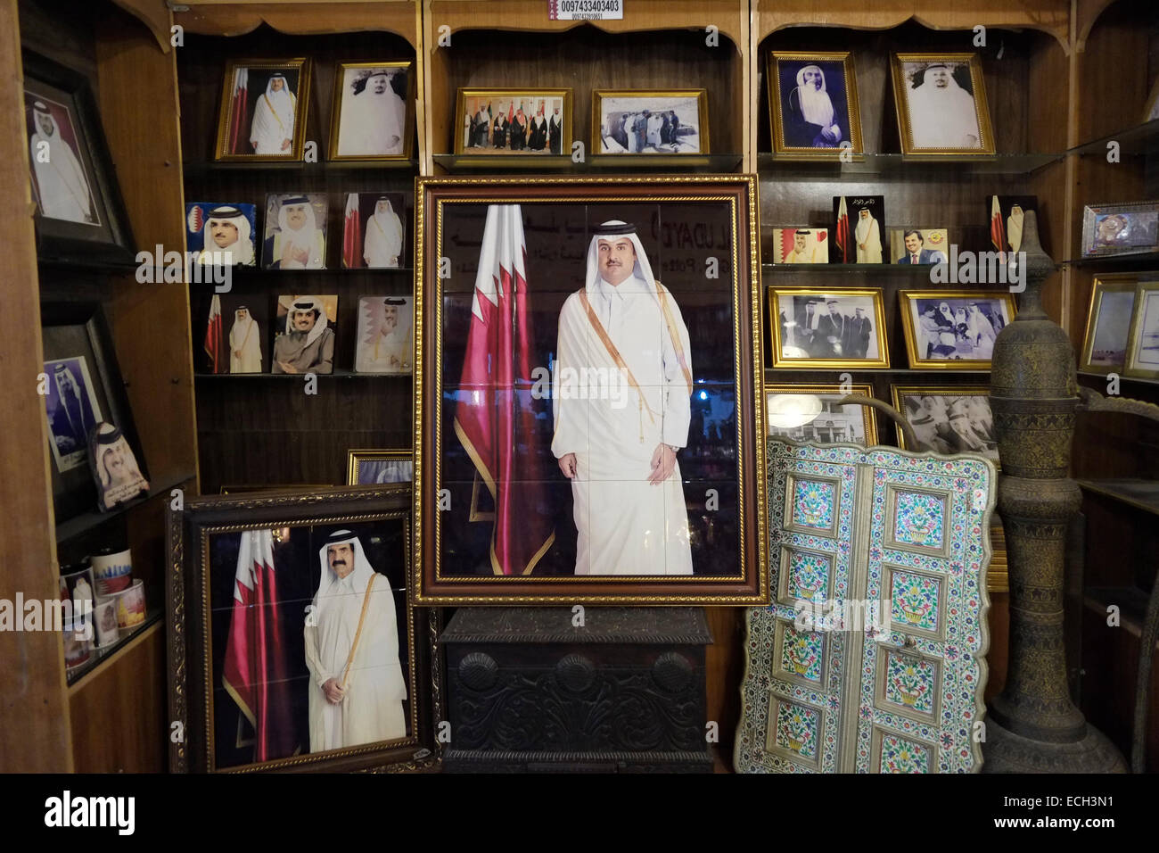 Portrait de Sheikh Tamim bin Hamad bin Khalifa Al Thani l'émir et le dirigeant du Qatar portant des vêtements traditionnels de dégel également appelé Jalabiyyah dans le marché de Souq Waqif situé dans le district d'Al Souq dans le centre de la capitale de Doha, le Qatar Banque D'Images