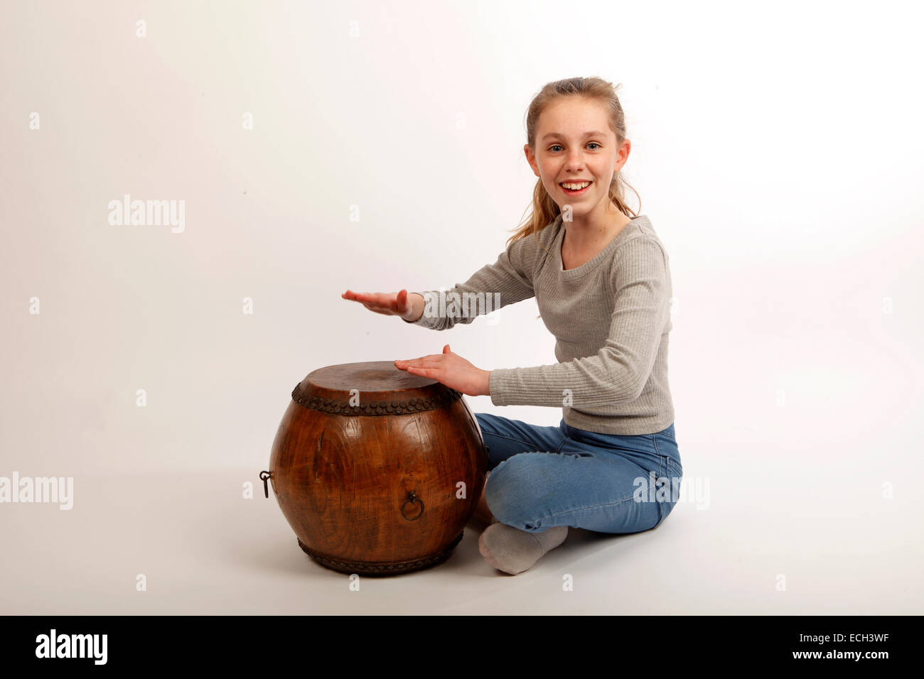 Jeune fille jouant un tambour à main, une double tête chinois tom tom Banque D'Images