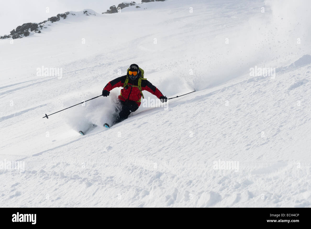 En descente sur des skis depuis, Kavriktinden Lyngsalpene, Lyngen, Troms, Norvège Banque D'Images