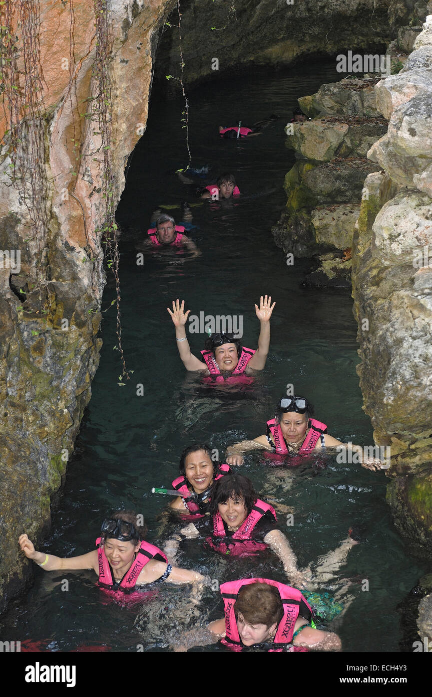 Les gens nager dans la rivière souterraine, Xcaret, l'éco-parc archéologique, Playa del Carmen, Quintana Roo, Riviera Maya de l'état Banque D'Images