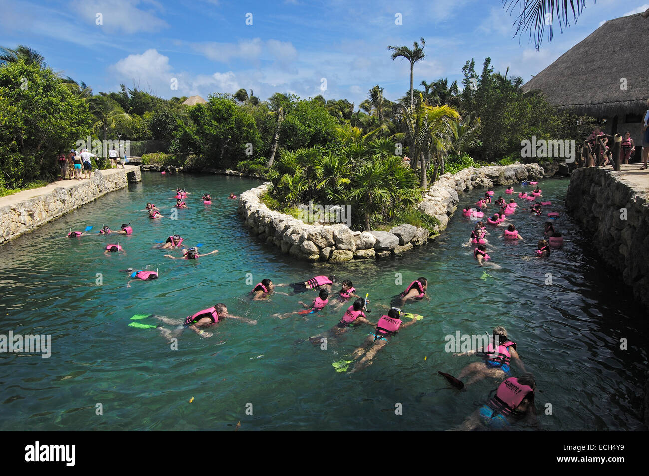 Les gens nager dans la rivière souterraine, Xcaret, l'éco-parc archéologique, Playa del Carmen, Quintana Roo, Riviera Maya de l'état Banque D'Images