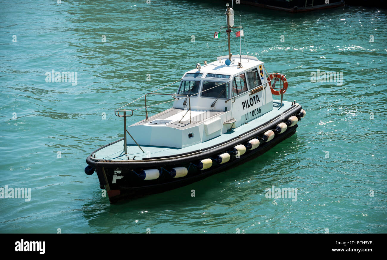 Bateau pilote ferry Banque de photographies et d'images à haute résolution  - Alamy