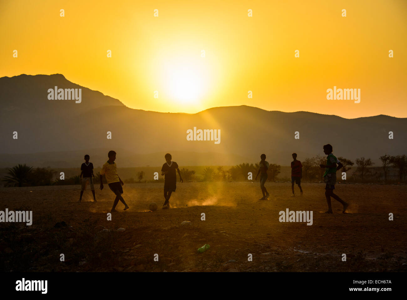 Les garçons jouent au soccer, l'île de Socotra, au Yémen Banque D'Images