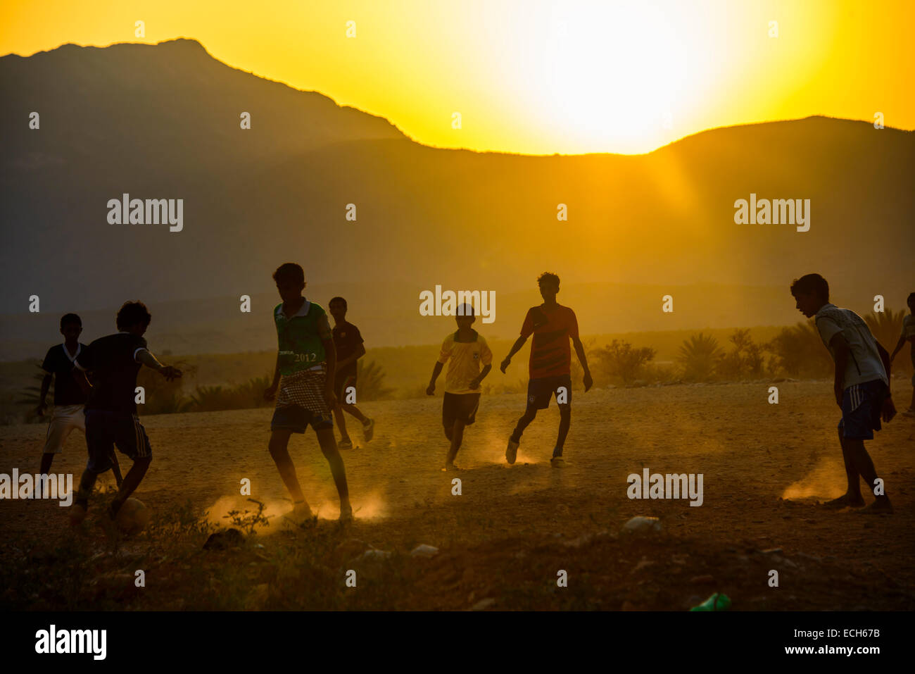 Les garçons jouent au soccer, l'île de Socotra, au Yémen Banque D'Images