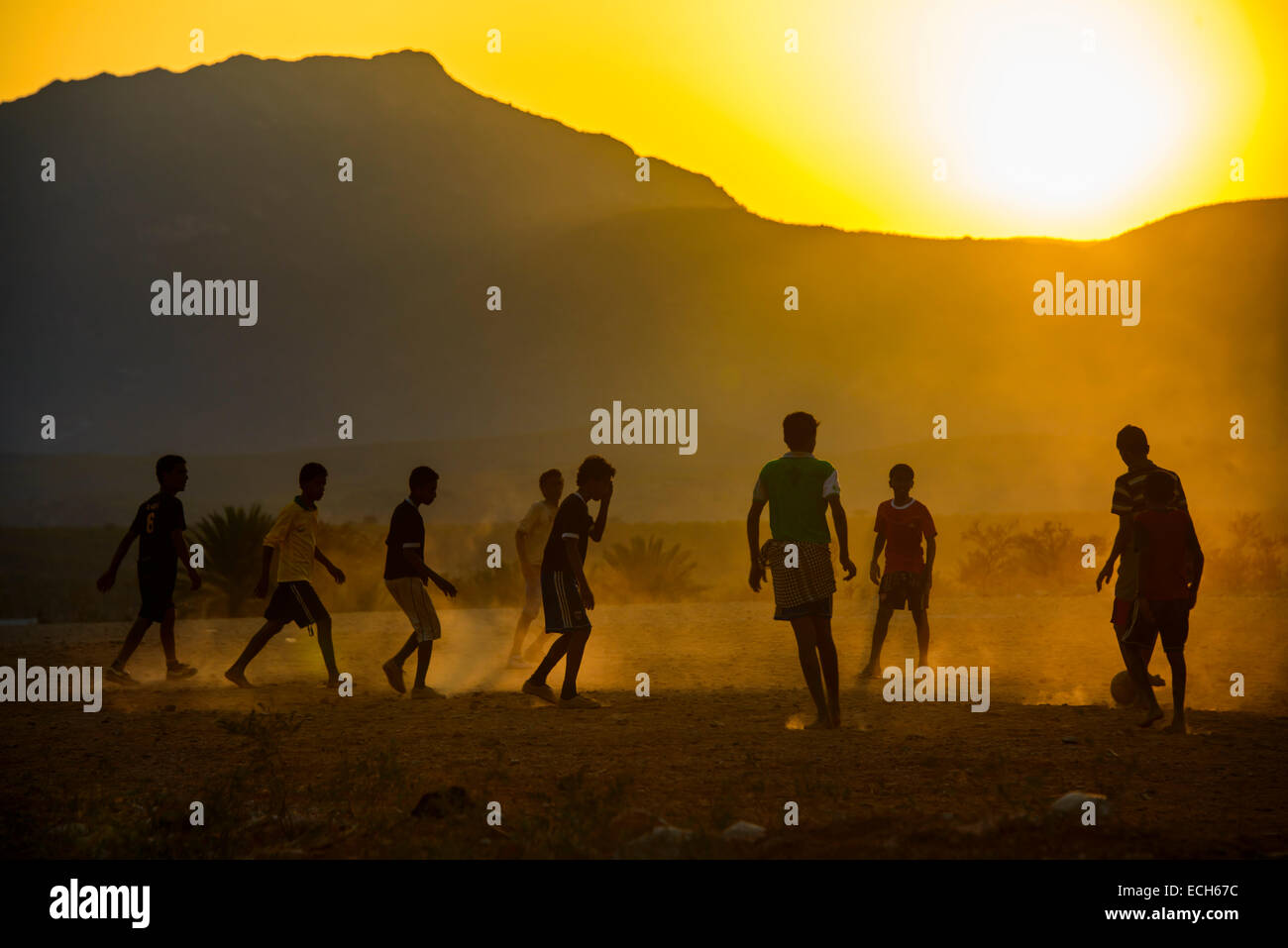 Les garçons jouent au soccer, l'île de Socotra, au Yémen Banque D'Images