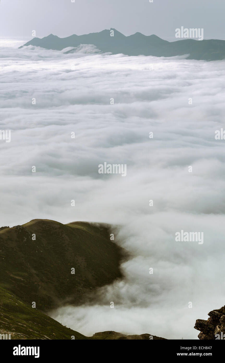 Vue aérienne de brouillard sur le paysage dans le Mirador del Chivo, Alto Campoo, Cantabria, Spain, Europe Banque D'Images