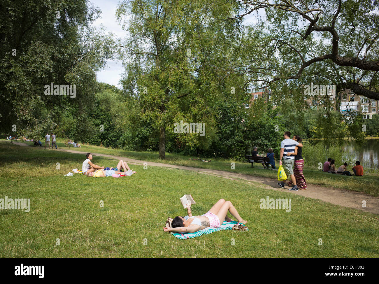 Les gens se détendre sur Hampstead Heath à Londres UK Banque D'Images