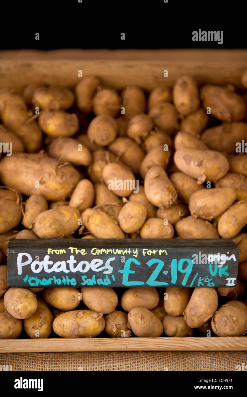 Pommes de terre cultivés localement à partir d'une ferme communautaire dans un supermarché biologique UK Banque D'Images