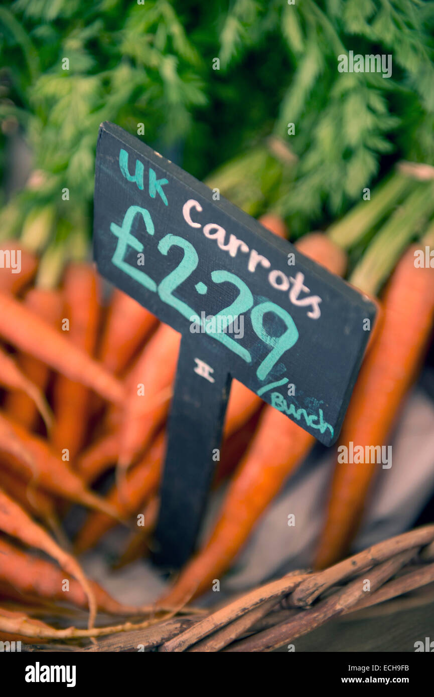 Les carottes cultivées localement dans un supermarché biologique UK Banque D'Images