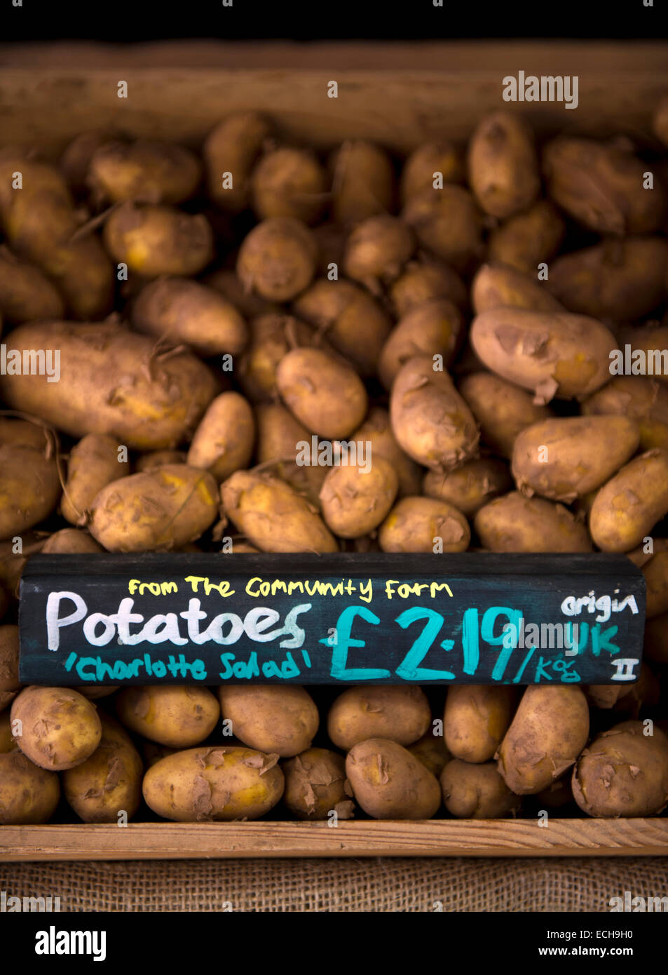 Pommes de terre cultivés localement à partir d'une ferme communautaire dans un supermarché biologique UK Banque D'Images