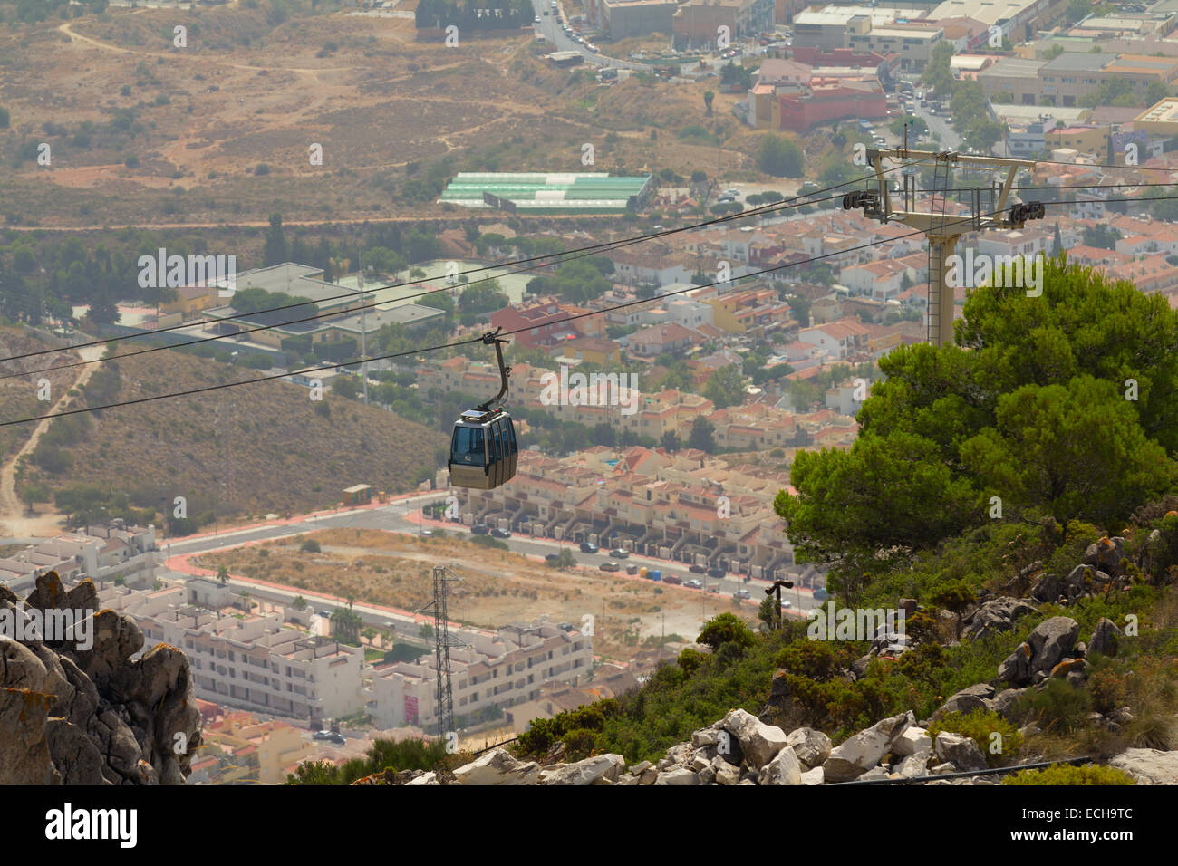 Téléphérique Benalmadena vue depuis la montagne Calamorro.Le téléphérique pour atteindre le sommet de la montagne, endroit le plus élevé de Benalmadena Banque D'Images