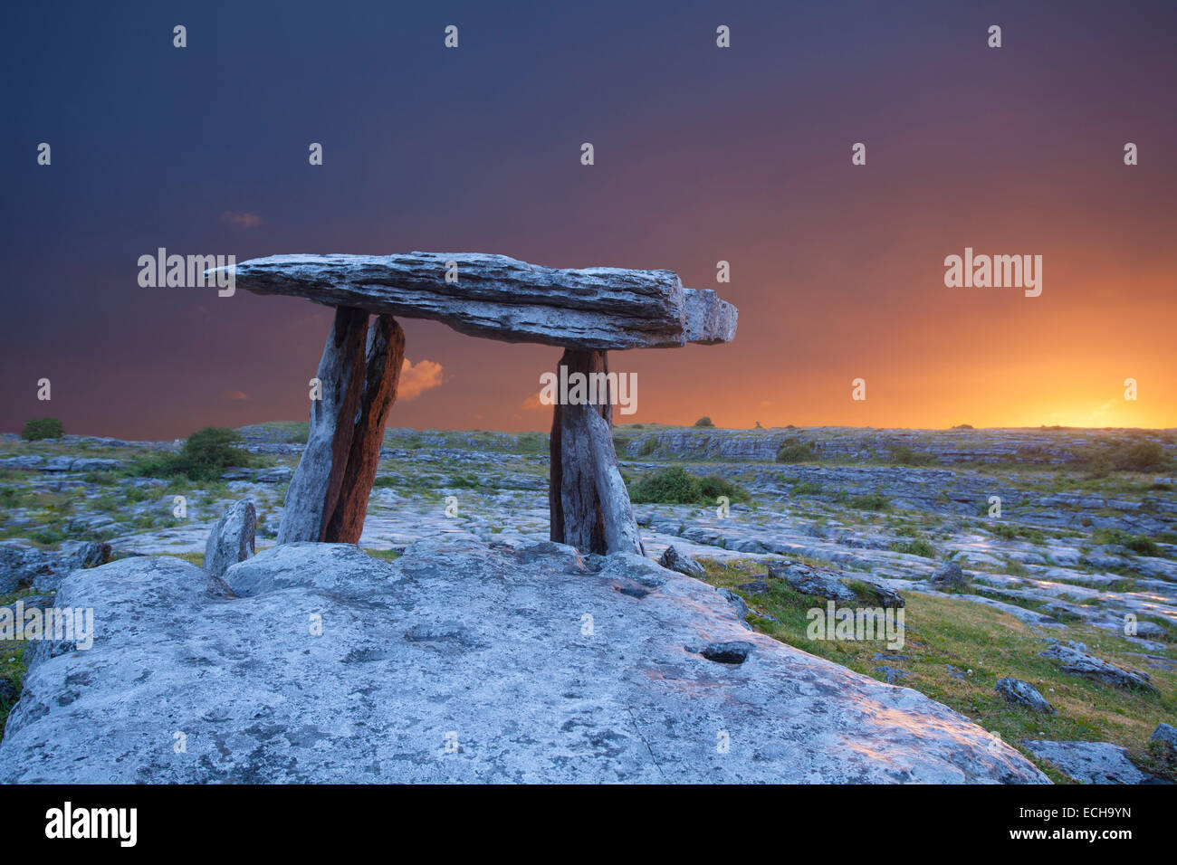 L'aube au Dolmen de Poulnabrone, le Burren, comté de Clare, Irlande. Banque D'Images