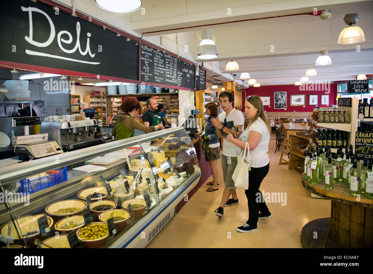 Comptoir de charcuterie à la meilleure nourriture organique de l'entreprise en supermarchés Werburgh's St., Bristol UK Banque D'Images
