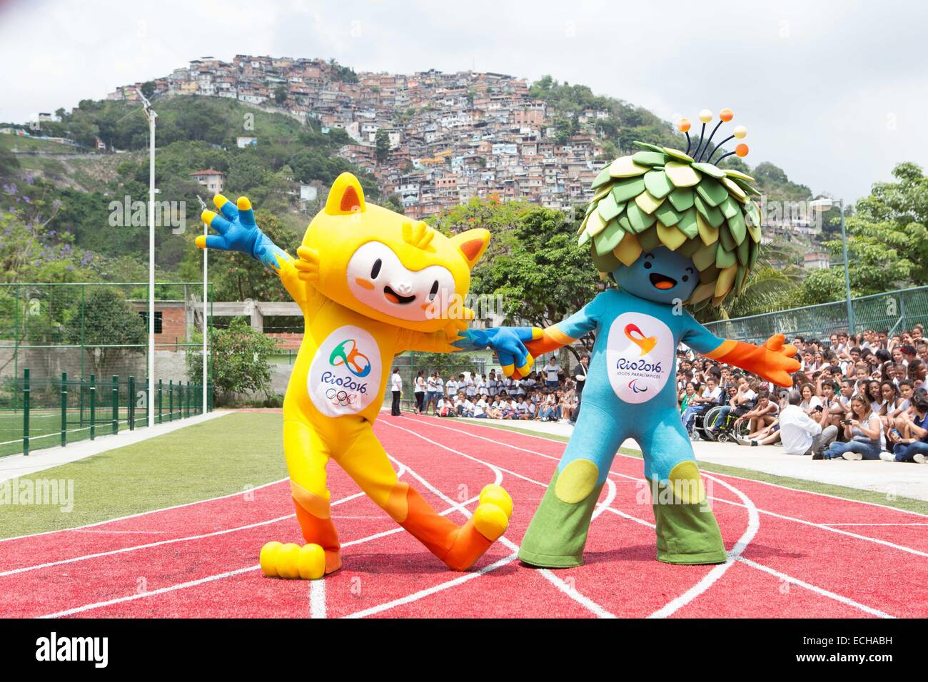 Rio de Janeiro. 14 Décembre, 2014. Une photo prise le 24 novembre 2014 montre la mascotte des Jeux Olympiques de Rio 2016 Vinicius (L) et la mascotte des Jeux Paralympiques de 2016 Tom à Rio de Janeiro, au Brésil. Annoncé le 14 décembre 2014, la mascotte pour les Jeux Olympiques de 2016 à Rio de Janeiro a été nommé Vinicius, et la mascotte des Jeux paralympiques vont par le nom de Tom. Les noms honneur musiciens brésiliens et partenaires Vinicius de Moraes et Tom Jobim. © Xu Zijian/Xinhua/Alamy Live News Banque D'Images