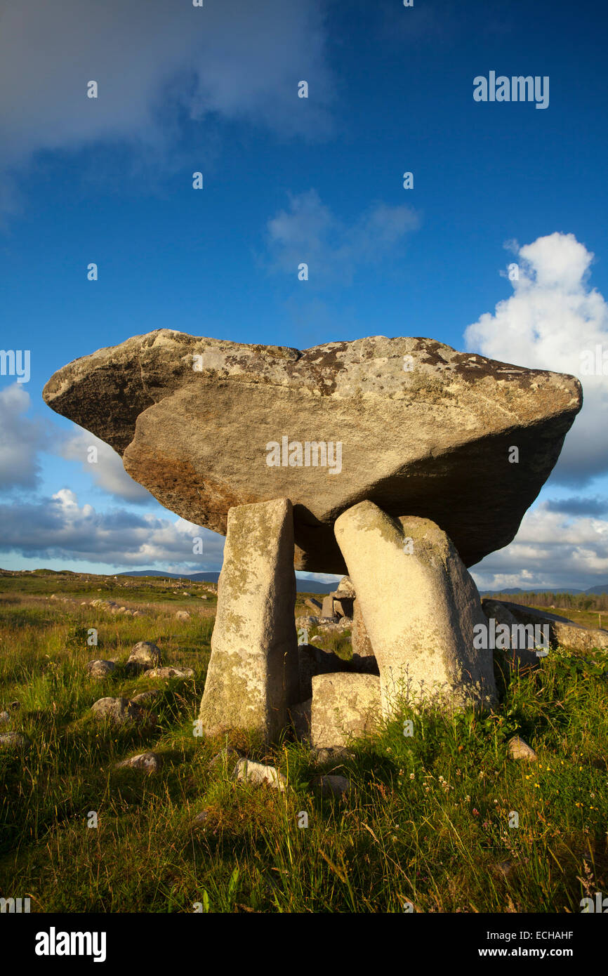 Lumière du soir sur Dolmen Kilcooney, comté de Donegal, Irlande. Banque D'Images