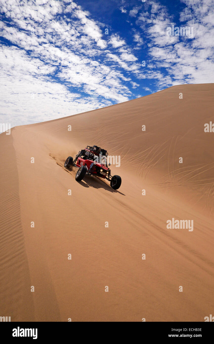 Voiture de course Baja 1000 appartenant à 'La Gentleman Driver' company la négociation d'une dune de sable dans le désert d'Atacama. Le Chili. Banque D'Images