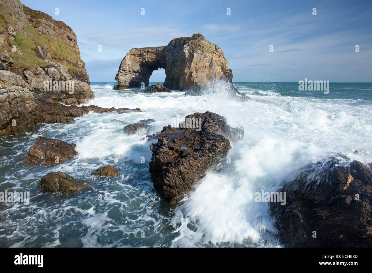 Grande Arche, la mer Pollet Fanad Head, comté de Donegal en Irlande. Banque D'Images