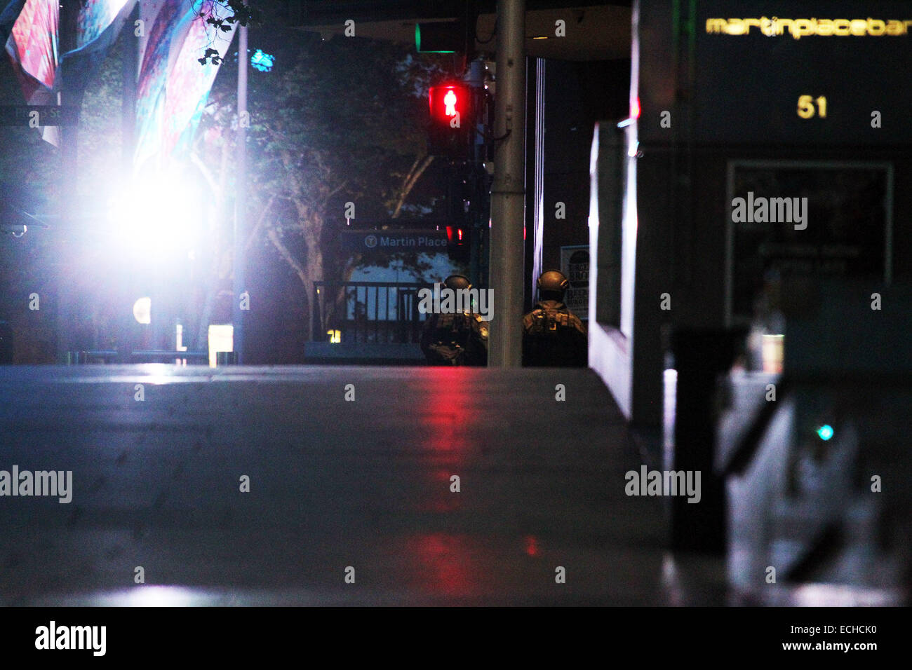 Sydney, Australie. Le 15 décembre, 2014. Secure policiers Martin lieu à Sydney, Australie, le 15 décembre, 2014. Un homme armé, qui a tenu un nombre inconnu de personnes en otage dans un centre-ville cafe à Martin Place de Sydney le lundi, a été identifié après cinq otages a réussi à fuir les heures-long siège. Credit : Jin Linpeng/Xinhua/Alamy Live News Banque D'Images Sydney, Australie. Le 15 décembre, 2014. Secure policiers Martin lieu à Sydney, Australie, le 15 décembre, 2014. Un homme armé, qui a tenu un nombre inconnu de personnes en otage dans un centre-ville cafe à Martin Place de Sydney le lundi, a été identifié après cinq otages a réussi à fuir les heures-long siège. Credit : Jin Linpeng/Xinhua/Alamy Live News Banque D'Images