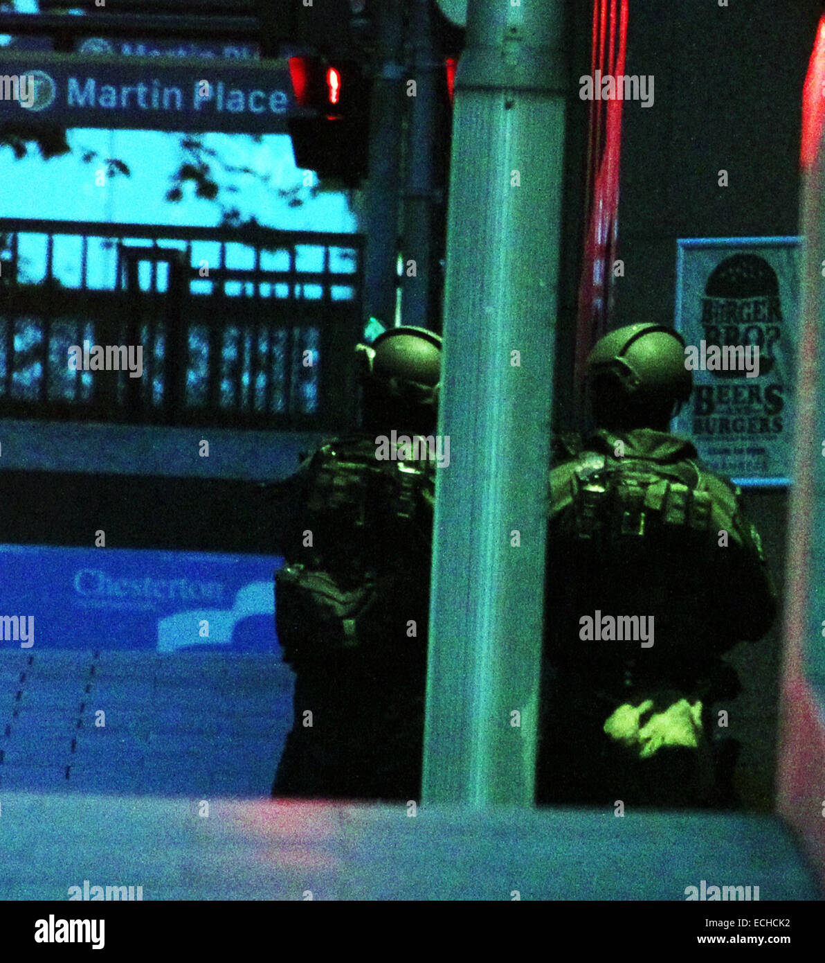 Sydney, Australie. Le 15 décembre, 2014. Secure policiers Martin lieu à Sydney, Australie, le 15 décembre, 2014. Un homme armé, qui a tenu un nombre inconnu de personnes en otage dans un centre-ville cafe à Martin Place de Sydney le lundi, a été identifié après cinq otages a réussi à fuir les heures-long siège. Credit : Jin Linpeng/Xinhua/Alamy Live News Banque D'Images Sydney, Australie. Le 15 décembre, 2014. Secure policiers Martin lieu à Sydney, Australie, le 15 décembre, 2014. Un homme armé, qui a tenu un nombre inconnu de personnes en otage dans un centre-ville cafe à Martin Place de Sydney le lundi, a été identifié après cinq otages a réussi à fuir les heures-long siège. Credit : Jin Linpeng/Xinhua/Alamy Live News Banque D'Images