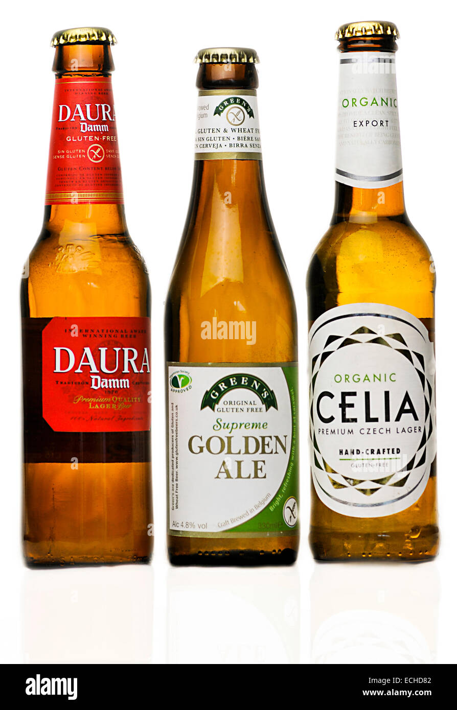 Trois bouteilles de bière sans gluten Damm Daura, verts et une bière de suprême Celia de la République tchèque Banque D'Images
