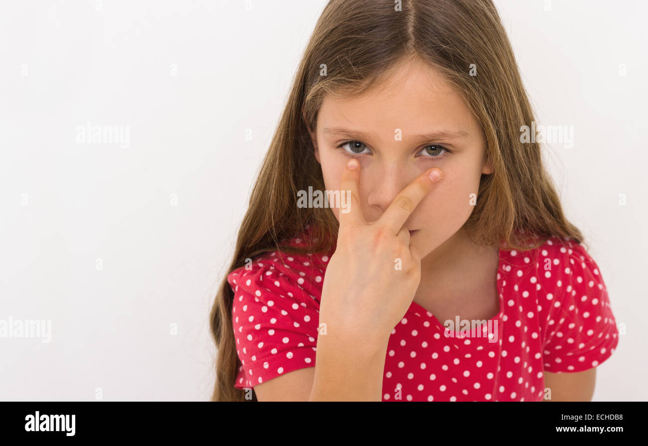 Une jeune fille montre ses doigts sur les yeux Banque D'Images