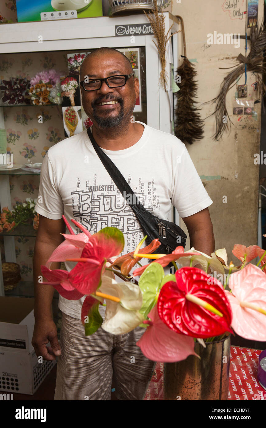 Maurice Mahebourg, fleuriste, boutique de fleurs colorées holding Banque D'Images