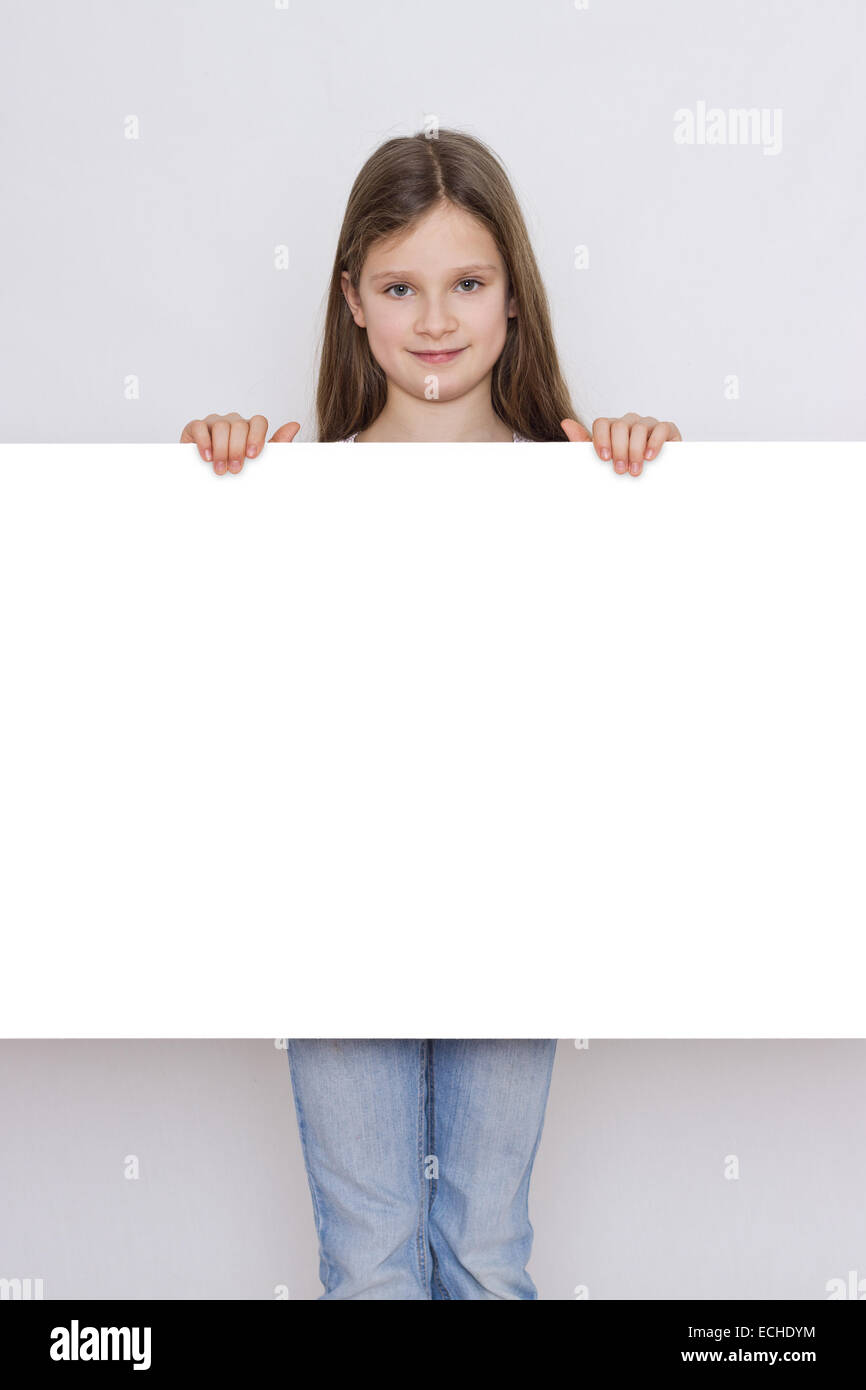 Une jeune fille montre avec un tableau blanc Banque D'Images