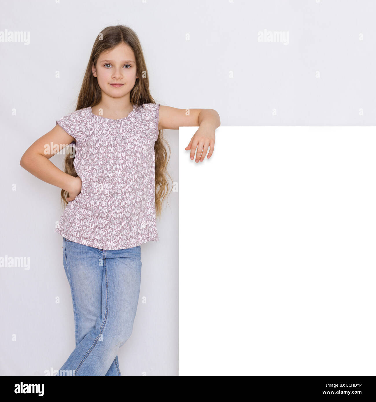 Une jeune fille montre avec un tableau blanc Banque D'Images